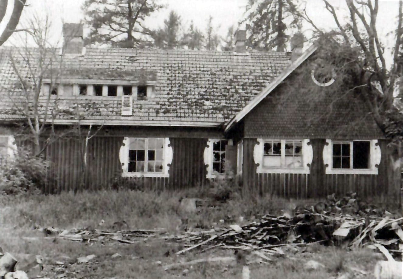 Vanha puutalo Karjalan alueelta, musta valkoinen kuva